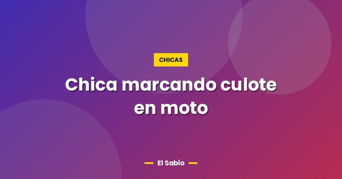 Chica marcando culote en moto